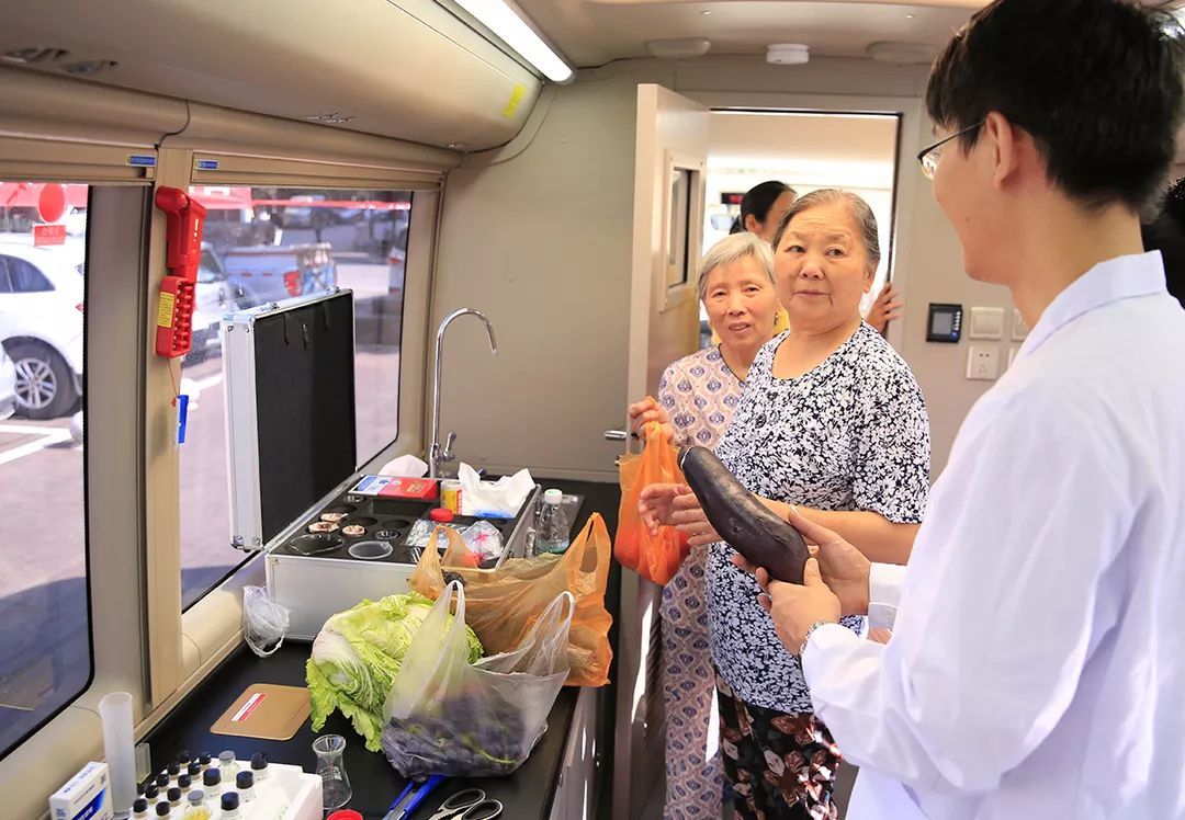 Porn国产观看入口 流动检测车让市民点赞的食品安全车