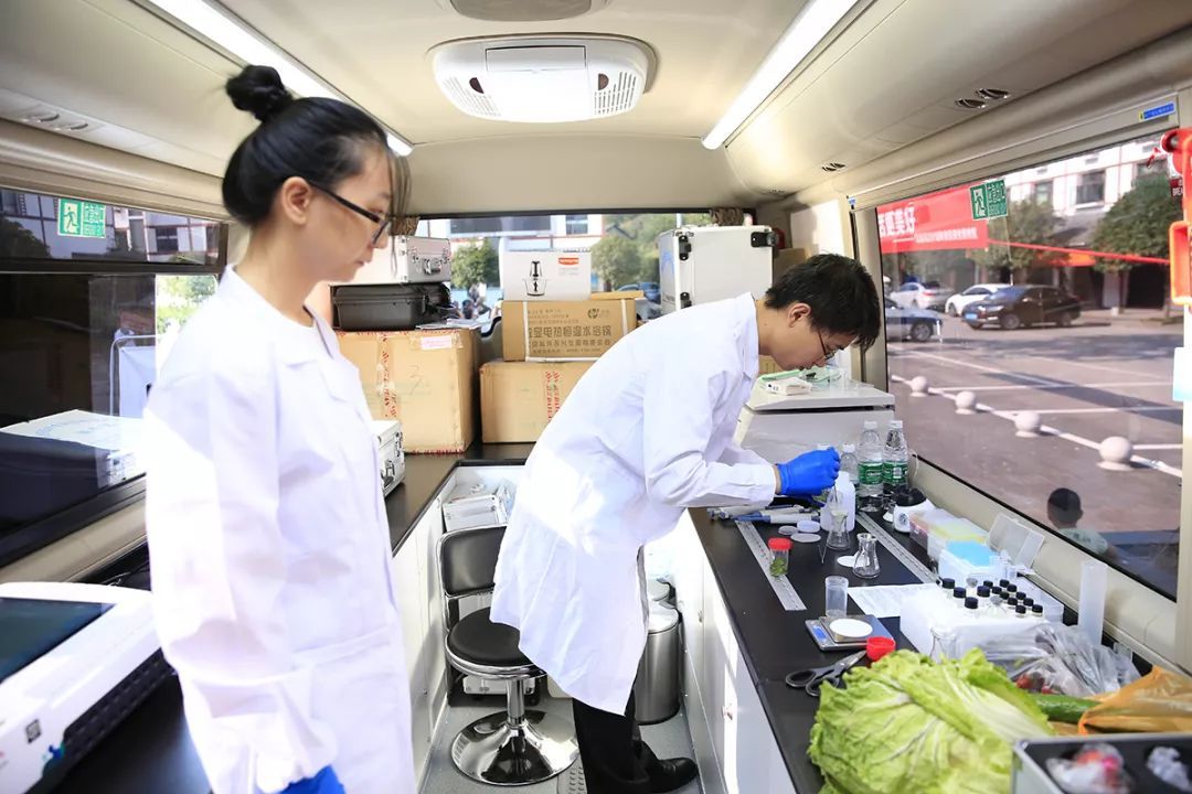 Porn国产观看入口 流动检测车让市民点赞的食品安全车